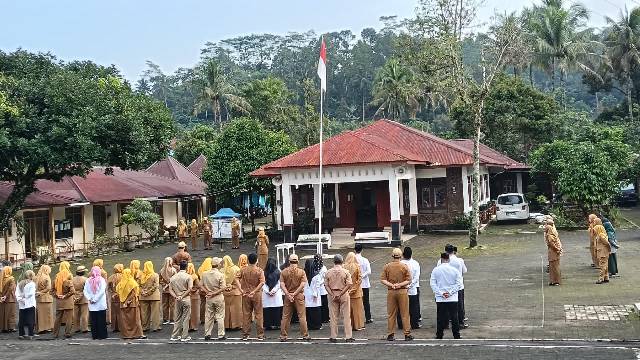 Upacara Pagi Pegawai Kecamatan Leksono